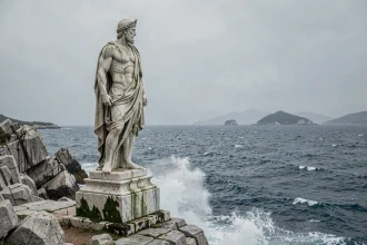 Statue de Poseidon en marbre antique sur une falaise rocheuse surplombant la mer Égée agitée, style documentaire artistique