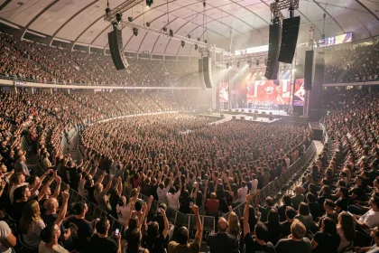 Vue panoramique depuis les gradins supérieurs de la salle Bercy lors d'un grand concert rock, foule immense dans la fosse et les sièges
